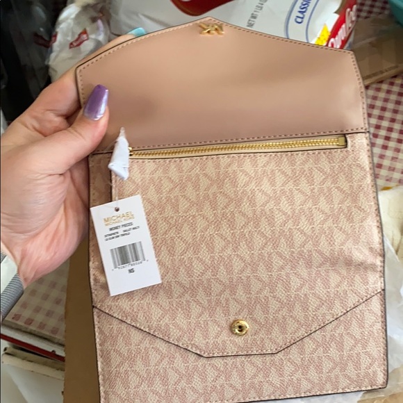 Michael Kors Logo Wallet - Picture 6 of 8